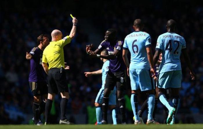 Silva, retirado en camilla y con oxígeno tras recibir un codazo en la cara (VÍDEO)