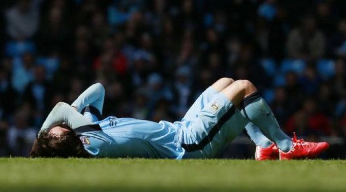 Silva, retirado en camilla y con oxígeno tras recibir un codazo en la cara (VÍDEO)