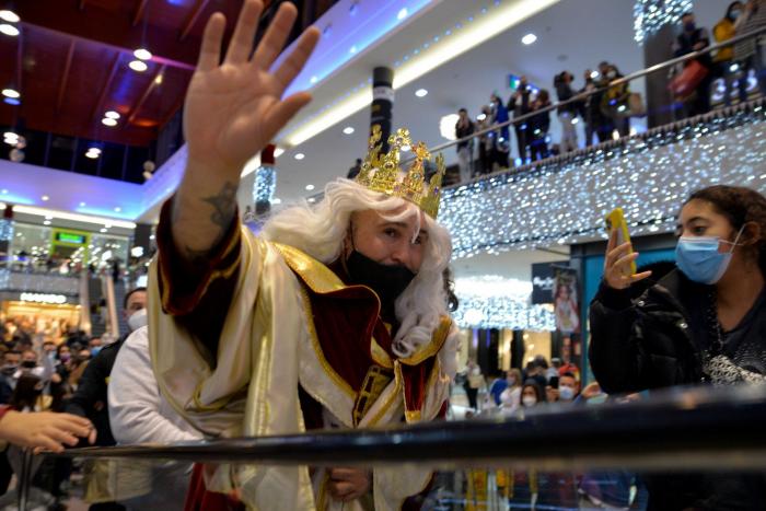 La Policía desaloja un evento en Marbella donde Kiko Rivera repartió abrazos vestido de rey mago