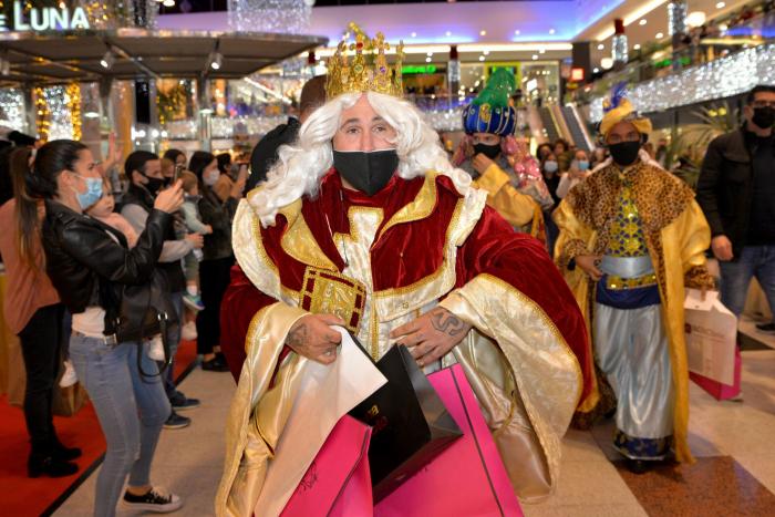 La Policía desaloja un evento en Marbella donde Kiko Rivera repartió abrazos vestido de rey mago