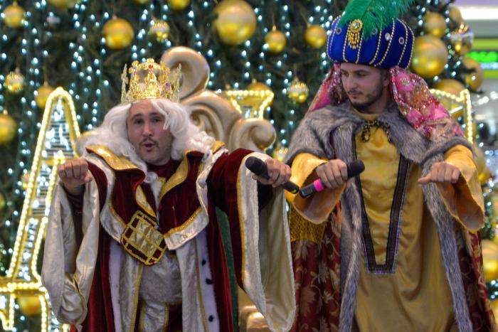 La Policía desaloja un evento en Marbella donde Kiko Rivera repartió abrazos vestido de rey mago