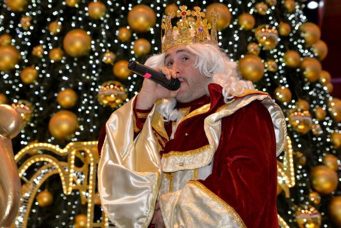 La Policía desaloja un evento en Marbella donde Kiko Rivera repartió abrazos vestido de rey mago