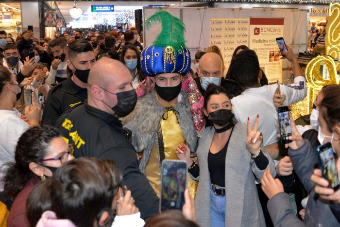 La Policía desaloja un evento en Marbella donde Kiko Rivera repartió abrazos vestido de rey mago