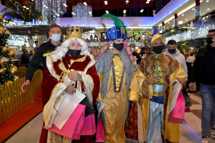 La Policía desaloja un evento en Marbella donde Kiko Rivera repartió abrazos vestido de rey mago