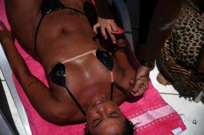 La 'marquinha', la peligrosa moda brasileña de tomar el sol con cinta aislante