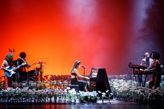 Rosalía se gana a todos con lo que hizo en este concierto de Amaia: mira a la derecha de la imagen