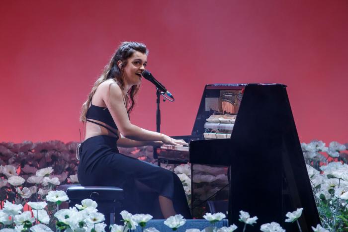 Rosalía se gana a todos con lo que hizo en este concierto de Amaia: mira a la derecha de la imagen