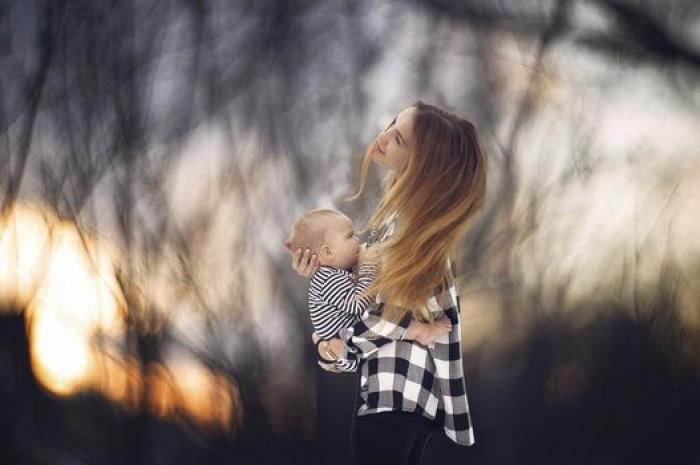 Una fotógrafa busca normalizar la lactancia materna con una serie de fotos al aire libre