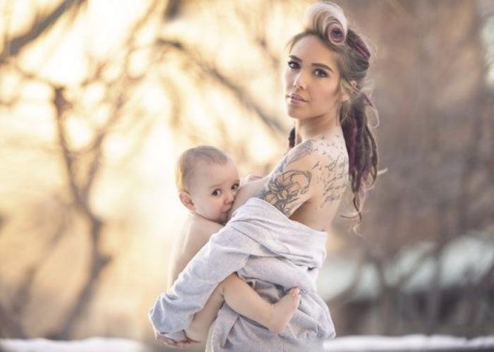 Una fotógrafa busca normalizar la lactancia materna con una serie de fotos al aire libre