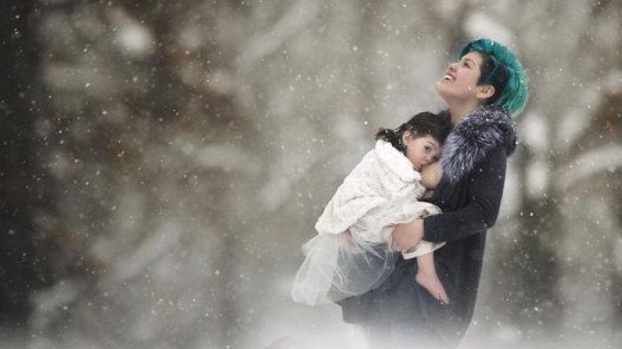 Una fotógrafa busca normalizar la lactancia materna con una serie de fotos al aire libre