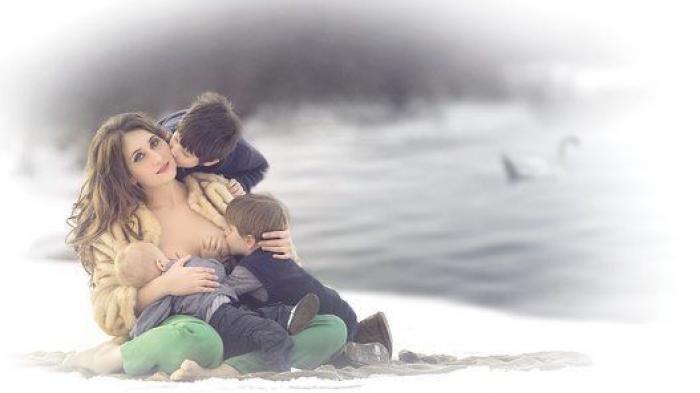 Una fotógrafa busca normalizar la lactancia materna con una serie de fotos al aire libre