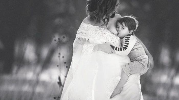 Una fotógrafa busca normalizar la lactancia materna con una serie de fotos al aire libre