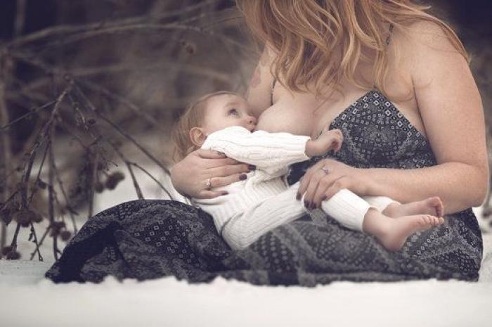 Una fotógrafa busca normalizar la lactancia materna con una serie de fotos al aire libre