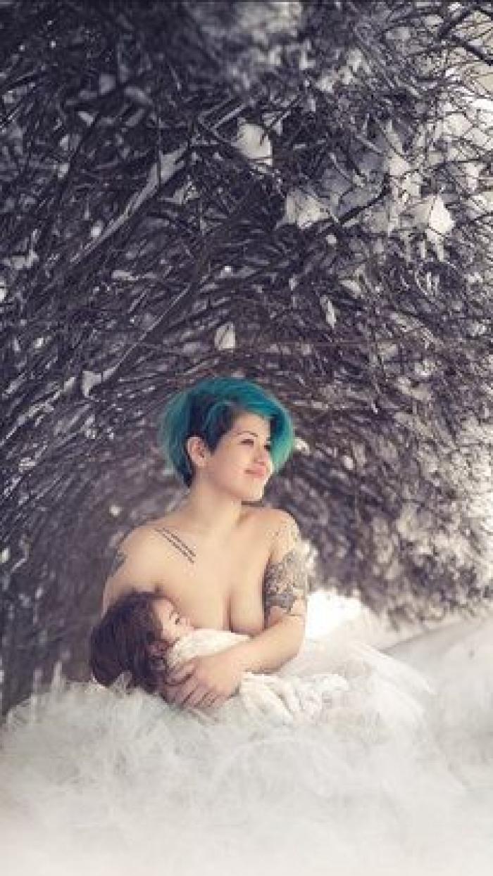 Una fotógrafa busca normalizar la lactancia materna con una serie de fotos al aire libre
