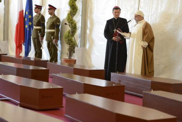 Ataúdes sin nombre, sólo números: el funeral por los inmigrantes muertos en el Canal de Sicilia