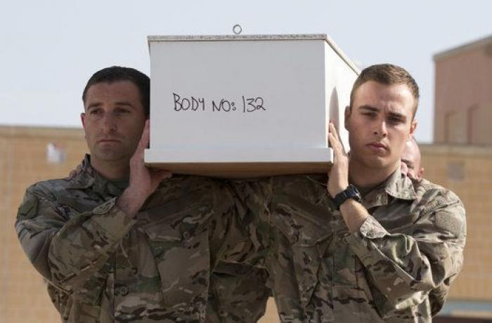 Ataúdes sin nombre, sólo números: el funeral por los inmigrantes muertos en el Canal de Sicilia