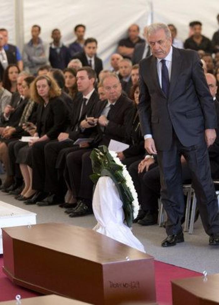 Ataúdes sin nombre, sólo números: el funeral por los inmigrantes muertos en el Canal de Sicilia