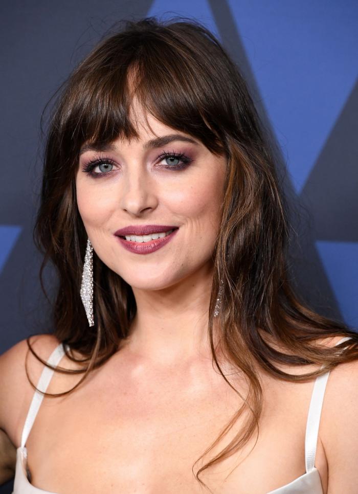 Úrsula Corberó, Dakota Johnson y otras famosas que saben cómo llevar flequillo