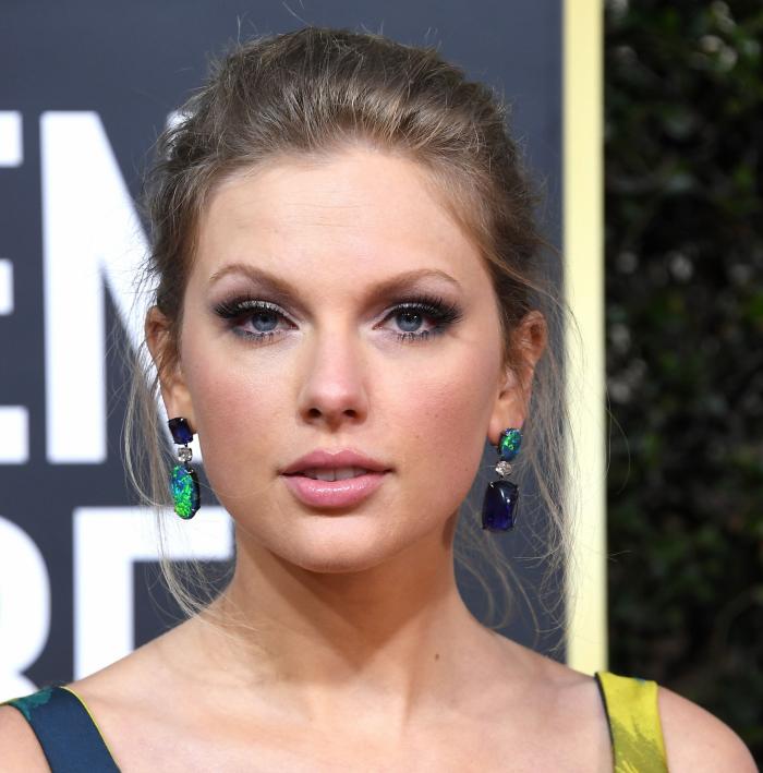 Úrsula Corberó, Dakota Johnson y otras famosas que saben cómo llevar flequillo