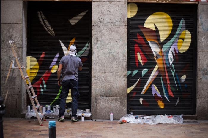 Calles llenas de arte: Pinta Malasaña vuelve a inundar de grafitis el barrio madrileño
