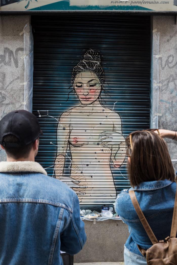 Calles llenas de arte: Pinta Malasaña vuelve a inundar de grafitis el barrio madrileño