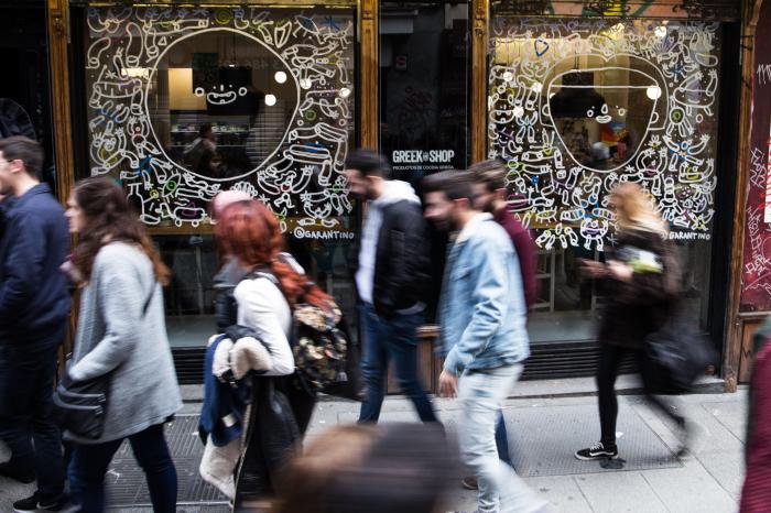 Calles llenas de arte: Pinta Malasaña vuelve a inundar de grafitis el barrio madrileño