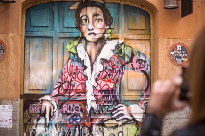 Calles llenas de arte: Pinta Malasaña vuelve a inundar de grafitis el barrio madrileño