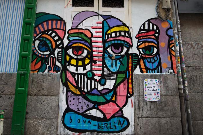 Calles llenas de arte: Pinta Malasaña vuelve a inundar de grafitis el barrio madrileño