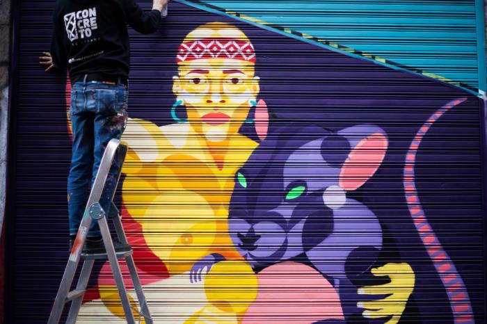 Calles llenas de arte: Pinta Malasaña vuelve a inundar de grafitis el barrio madrileño