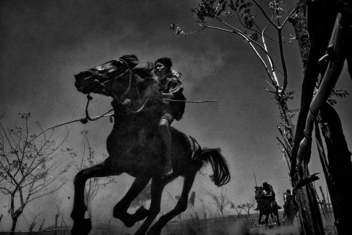 El joven en llamas, la historia detrás de la foto del año del World Press Photo