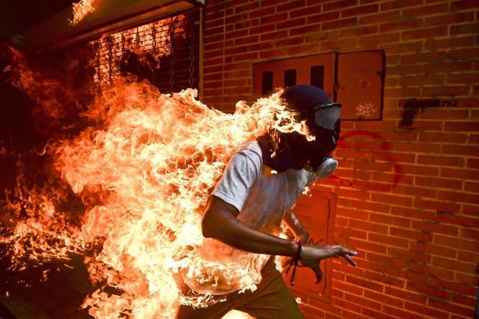 El joven en llamas, la historia detrás de la foto del año del World Press Photo