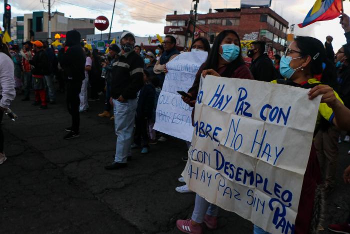 El Gobierno de Ecuador reduce los precios del combustibles para frenar las protestas
