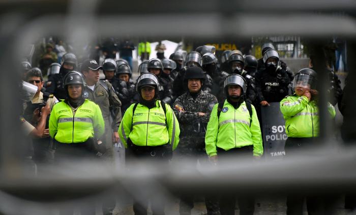 El Gobierno de Ecuador reduce los precios del combustibles para frenar las protestas