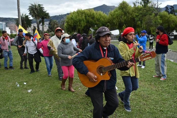 El Gobierno de Ecuador reduce los precios del combustibles para frenar las protestas