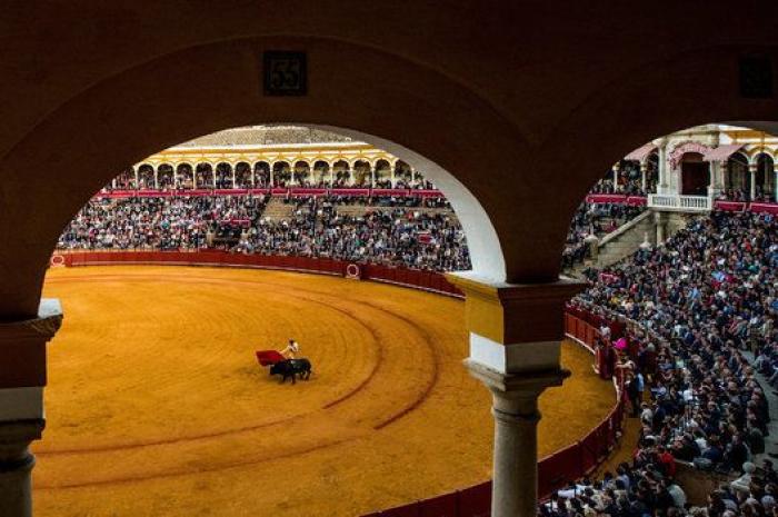 La chuleta definitiva para que los hombres aprendan a bailar sevillanas
