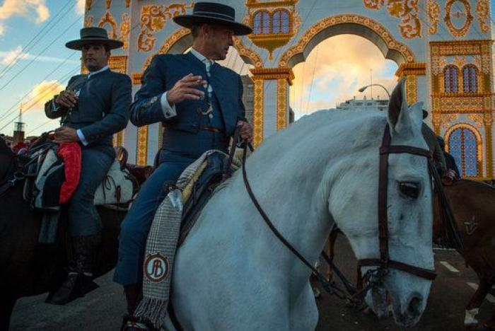 La chuleta definitiva para que los hombres aprendan a bailar sevillanas