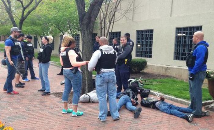Cuando tu madre te pilla en los disturbios de Baltimore... (VÍDEO)