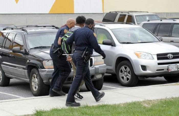 Cuando tu madre te pilla en los disturbios de Baltimore... (VÍDEO)