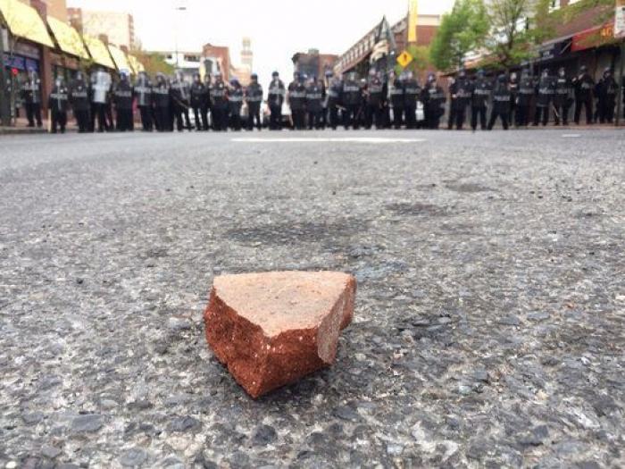 Cuando tu madre te pilla en los disturbios de Baltimore... (VÍDEO)