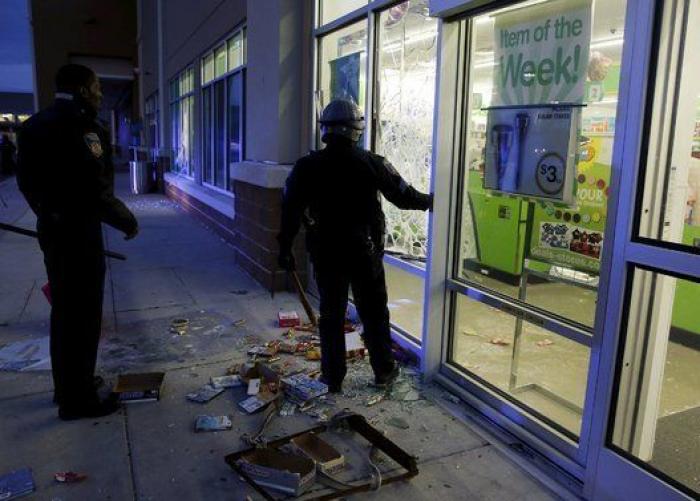 Cuando tu madre te pilla en los disturbios de Baltimore... (VÍDEO)