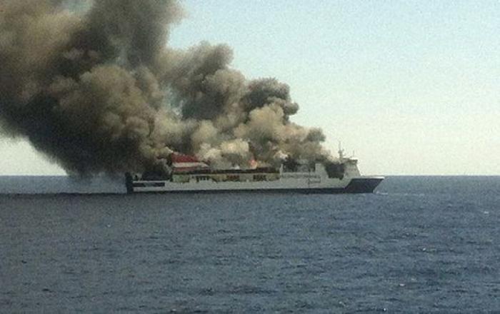 El ferry incendiado en Mallorca amenaza una zona de gran riqueza ambiental