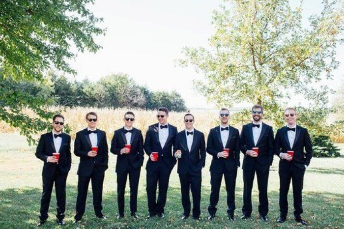 18 fotos de boda en las que los amigos del novio se lucieron (FOTOS)