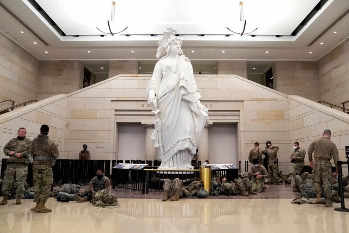 El Pentágono no se fía y deja en el Capitolio a 2.300 miembros de la Guardia Nacional hasta mayo