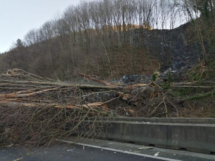 Dos desaparecidos por un gran desprendimiento de tierra sobre la AP-8