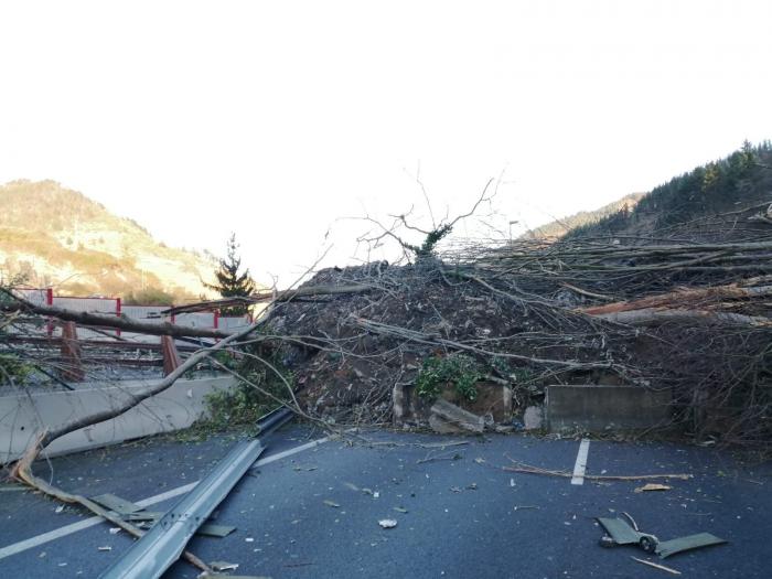 Dos desaparecidos por un gran desprendimiento de tierra sobre la AP-8