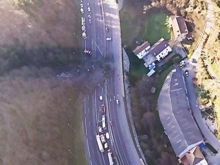 Dos desaparecidos por un gran desprendimiento de tierra sobre la AP-8