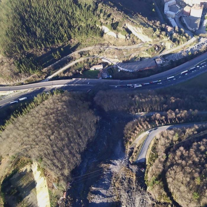 Dos desaparecidos por un gran desprendimiento de tierra sobre la AP-8