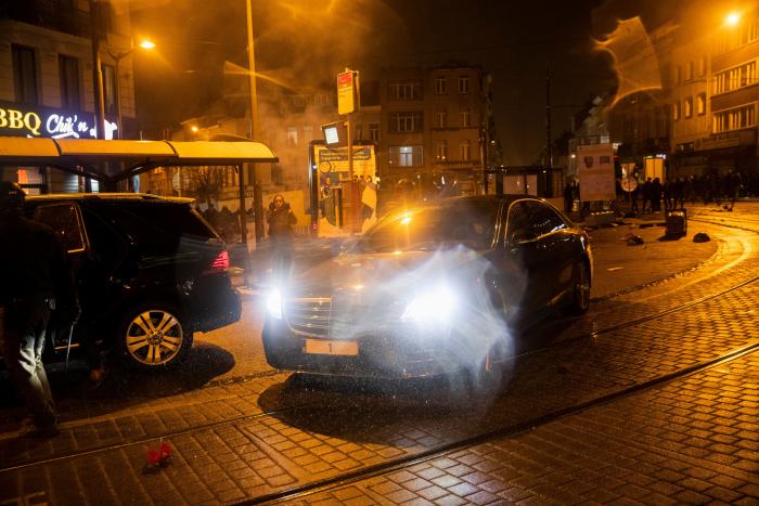 Apedrean el coche del rey de Bélgica durante una protesta contra la brutalidad policial