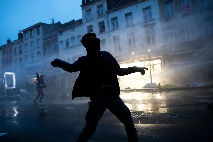 Apedrean el coche del rey de Bélgica durante una protesta contra la brutalidad policial