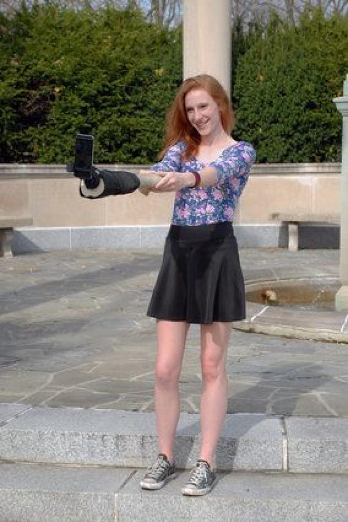 ¡Que no parezca que es una autofoto! El brazo-'selfie' es la solución (FOTOS)